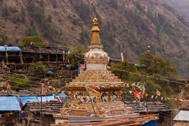 Blick auf ein Dorf und ein Kloster im Himalaya in der Manaslu-Region