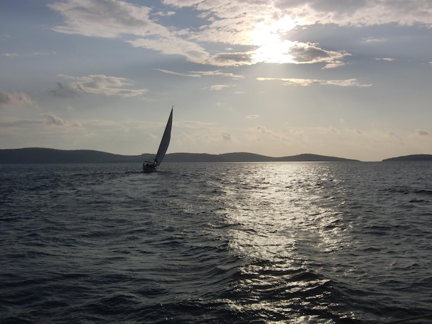 Foto blick auf ein einsames boot im ruhigen meer