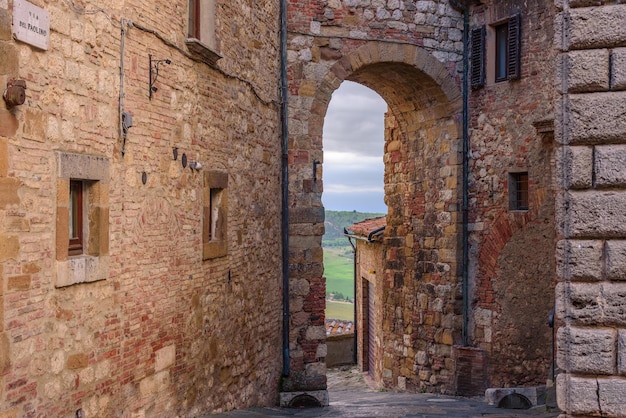 Blick auf ein historisches Gebäude vor dem Himmel