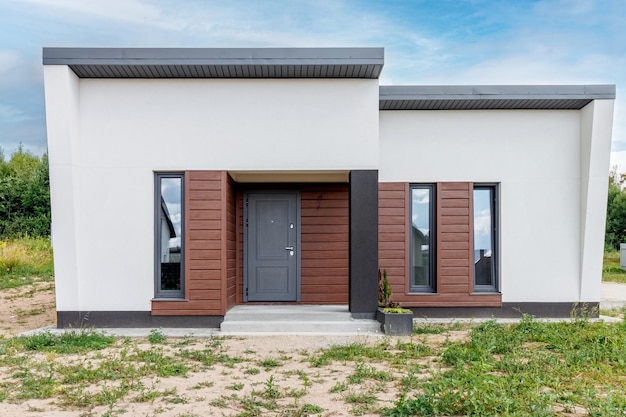 Blick auf ein kleines modernes Haus unmittelbar nach dem Bau. Stufenhaus-Bausystem