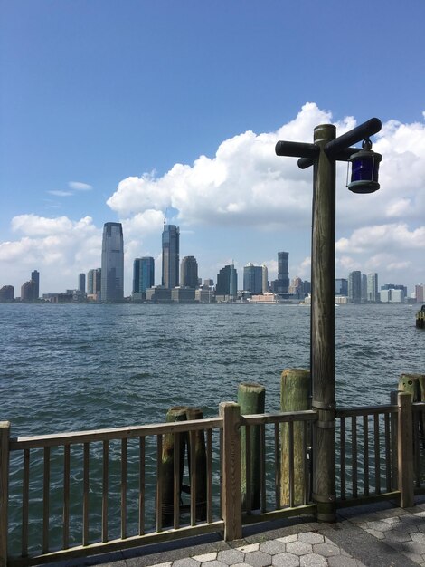 Foto blick auf ein modernes gebäude am meer gegen den himmel