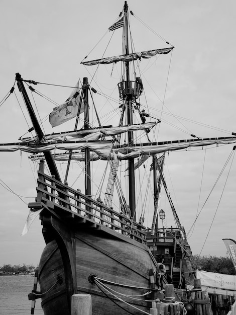 Foto blick auf ein segelboot gegen den himmel