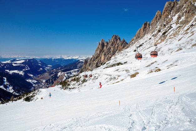 Blick auf ein Skigebiet in Italien