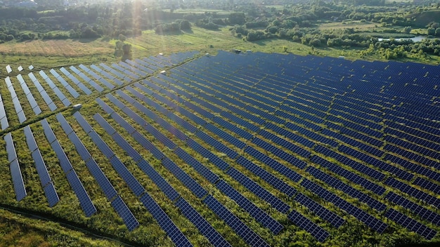 Blick auf ein Solarkraftwerk Reihen von Sonnenkollektoren Sonnenkollektoren Draufsicht Draufsicht auf ein Solarkraftwerk