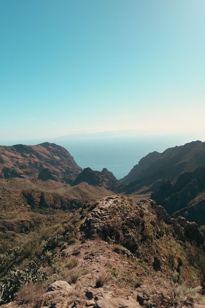 Foto blick auf ein tal mit blick auf den ozean