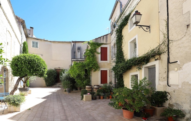 Blick auf ein typisches Hofhaus in Salon de Provence Frankreich