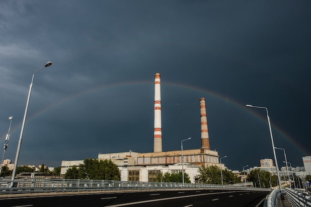 Blick auf ein Wärmekraftwerk mit Regenbogen.