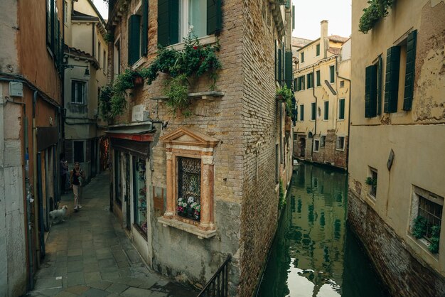 Blick auf eine alte schmale Straße in Venedig Italien Architektur und Wahrzeichen Venedig Italien nov 2021