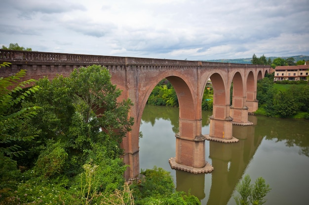 Blick auf eine Backsteinbrücke in Albi, Frankreich