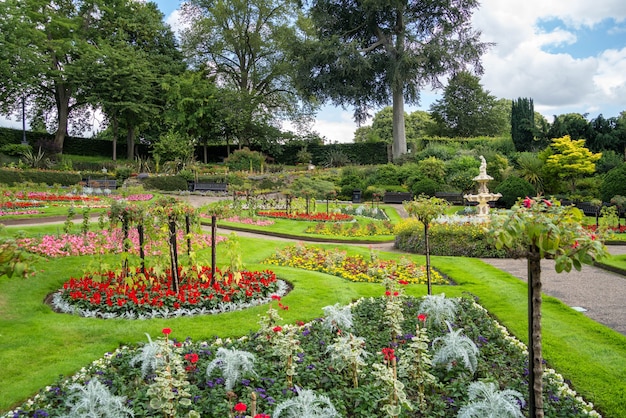 Blick auf eine Blumenausstellung im Quarry Park, Shrewsbury, Shropshire, England