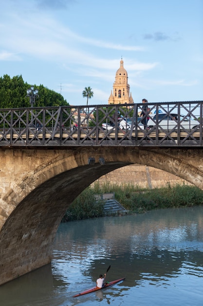Blick auf eine Brücke über den Fluss Segura mit der Kathedrale im Hintergrund in der Stadt Murcia