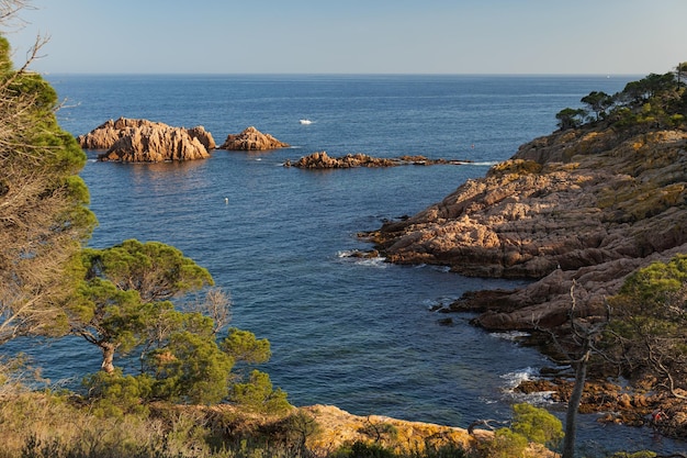 Blick auf eine Bucht der Costa Brava in Spanien auf den Sonnenuntergang