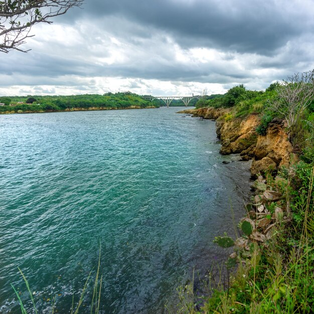 Blick auf eine Bucht in Kuba in der Nähe des Yumuri-Flusses