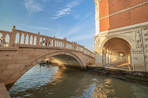 Foto blick auf eine der berühmten brücken über die kanäle von venedig, italien