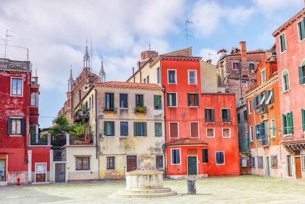 Blick auf eine der schönsten Städte der Welt Venedig der Stadtplatz mit allen Touristen Italien