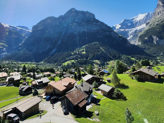 Blick auf eine Häuserzeile in der ländlichen Gegend von Grindelwald in der Schweiz