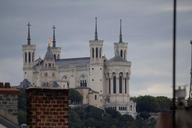 Foto blick auf eine kathedrale von einem dach aus