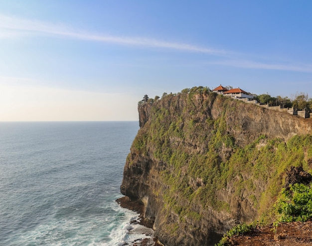 Blick auf eine Klippe in Bali IndonesiaUlu Watu Temple