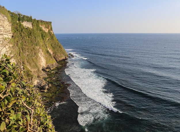 Blick auf eine Klippe in Bali IndonesiaUlu Watu Temple