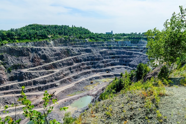 Blick auf eine Klippe in einem Granitsteinbruch