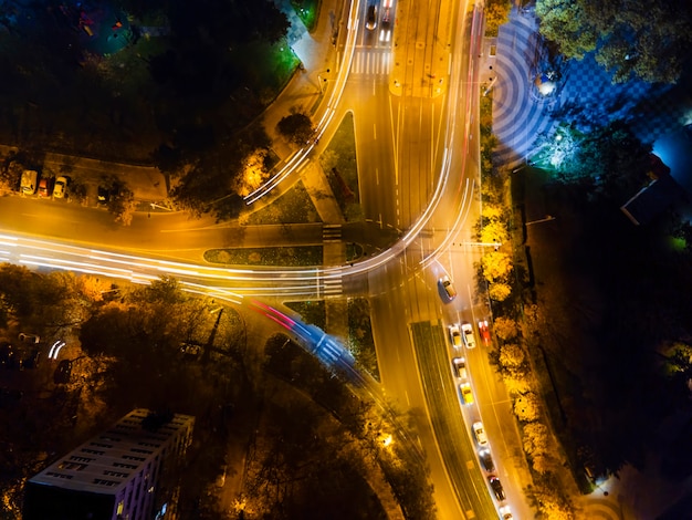 Blick auf eine Kreuzung bei Nacht mit Langzeitbelichtung, fahrenden Autos, Beleuchtung, Lichtspuren, Bukarest, Rumänien