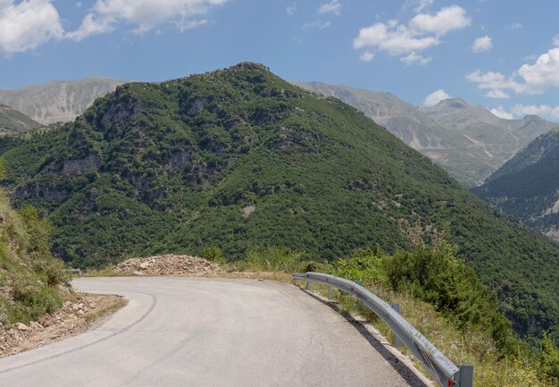 Blick auf eine Landstraße und die Berge an einem sonnigen Sommertag Region Tzoumerka Epirus Griechenland