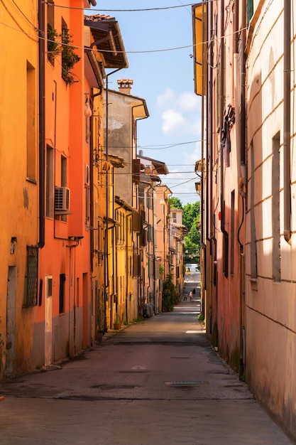 Foto blick auf eine malerische schmale straße mit traditionellen häusern in einer alten stadt in europa mit blauem himmel