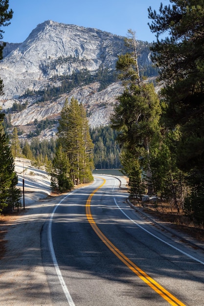 Blick auf eine malerische Straße Tioga Pass im Tal, umgeben von Bergen