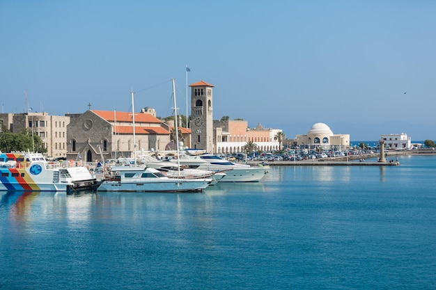 Blick auf eine Mandraki-Bucht vom Schiff in Rhodos Griechenland