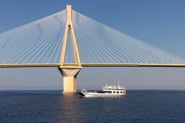 Blick auf eine moderne Brücke und eine sich hin- und herbewegende Fähre