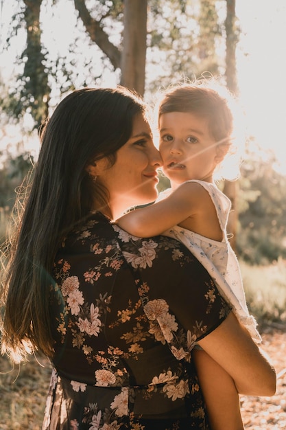 Foto blick auf eine mutter mit ihrer tochter in einer atemberaubenden herbstlandschaft