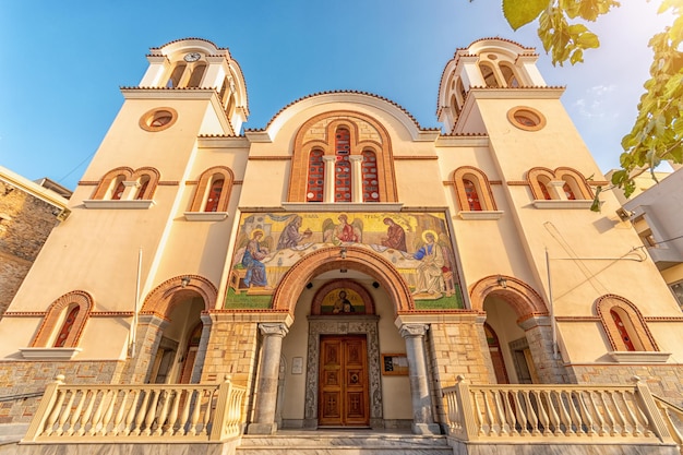 Blick auf eine orthodoxe Kirche der Heiligen Dreifaltigkeit in Agios Nikolaos Kreta Griechenland