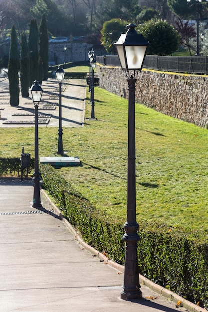 Blick auf eine Reihe Laternenpfähle im Park