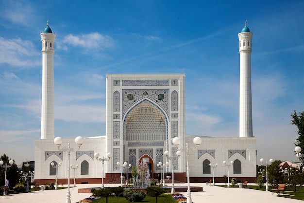 Blick auf eine schöne weiße Moschee mit Minaretten in Taschkent