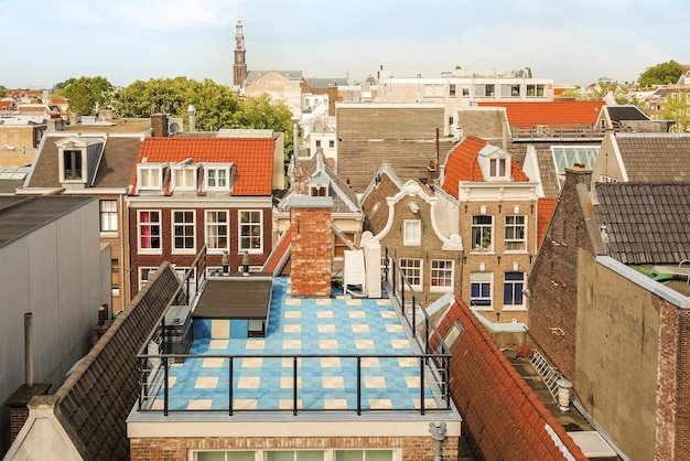 Blick auf eine Stadt von einer Dachterrasse