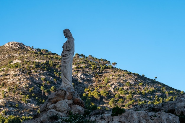 Blick auf eine Statue des Heiligen in der Stadt Mijas