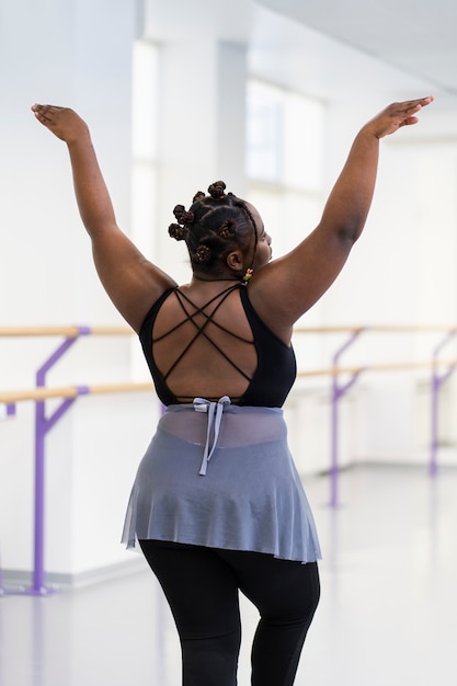 Foto blick auf eine übergroße balletttänzerin im studio