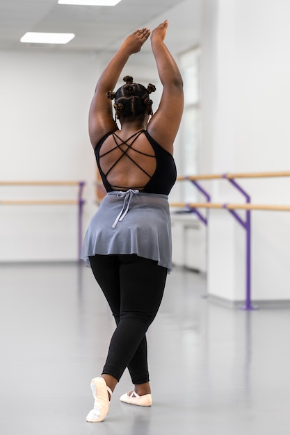 Foto blick auf eine übergroße balletttänzerin im studio