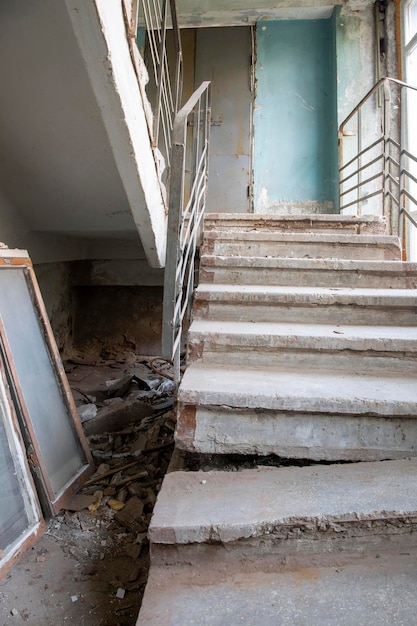 Blick auf eine zerstörte Treppe in einem Wohnhaus