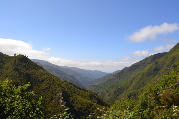 Blick auf einen Berg auf der Insel Madeira in der Nähe des Rabaçal