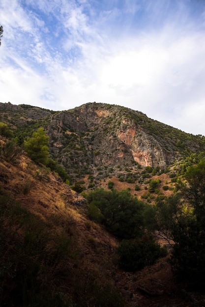 Blick auf einen Berg bei Sonnenuntergang El Burgo Malaga