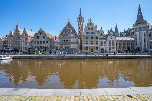 Blick auf einen Fluss in einer europäischen Stadt