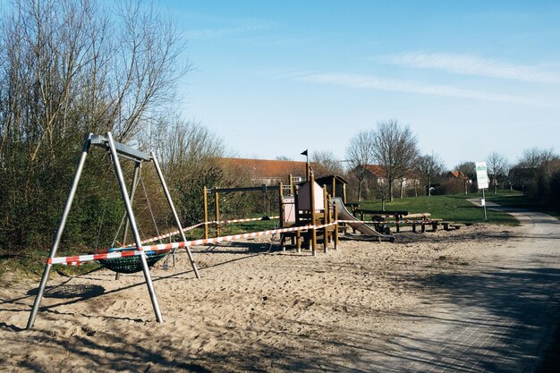 Foto blick auf einen geschlossenen spielplatz im park gegen den himmel