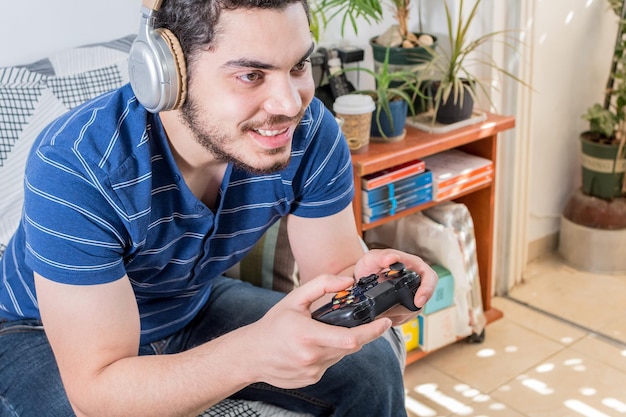 Foto blick auf einen glücklichen jungen mann, der das spiel spielt