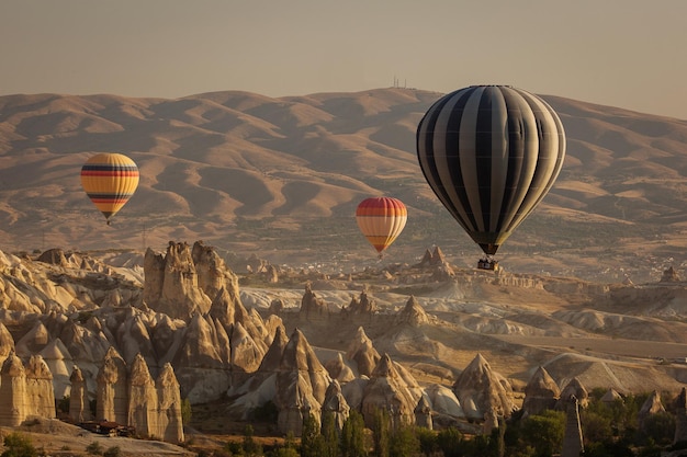 Blick auf einen Heißluftballon, der über den Berg fliegt