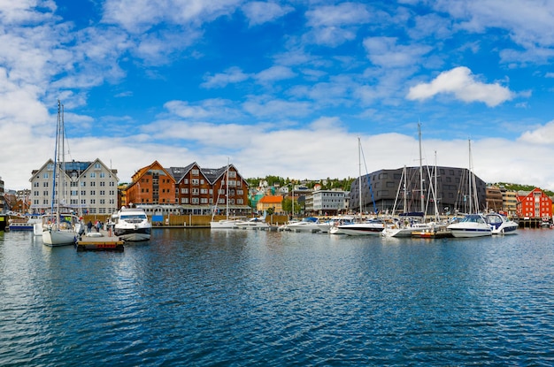 Blick auf einen Jachthafen in Tromsø, Nordnorwegen. Tromso gilt mit über 50.000 Einwohnern als die nördlichste Stadt der Welt.