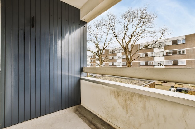 Blick auf einen kleinen Balkon mit Betonzäunen und Überblick über die Stadtlandschaft