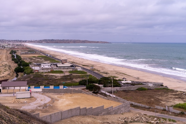 Blick auf einen langen Strand im Süden Ecuadors, Salinas