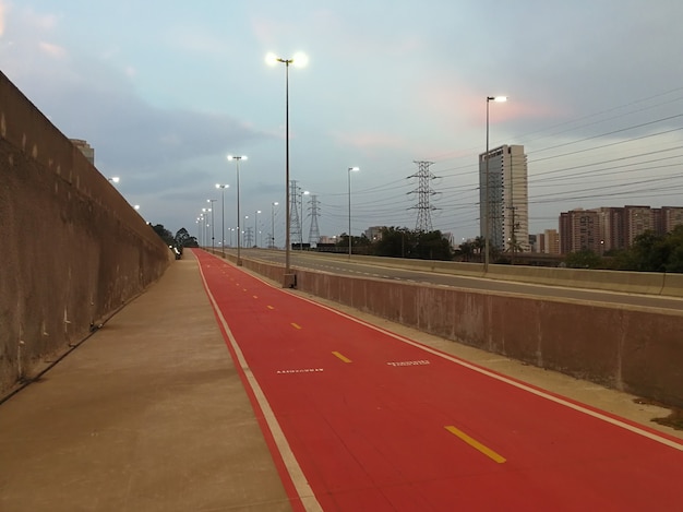 Blick auf einen leeren Radweg in Sao Paulo City.