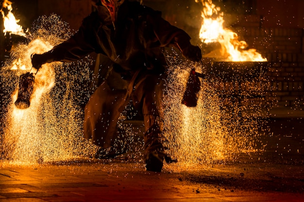 Foto blick auf einen mann mit feuerwerkskörpern in der nacht